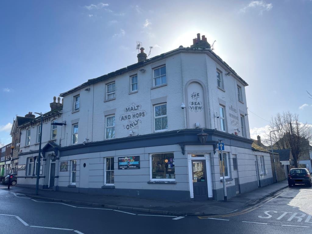 Lot: 117 - PUBLIC HOUSE WITH MANAGER'S FLAT, FIVE GUEST ROOMS, COMMERCIAL UNIT, GARDENS AND PARKING - External view of premises on corner plot